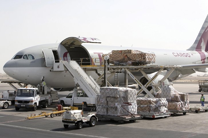 Transporte aéreo - Avión en proceso de carga